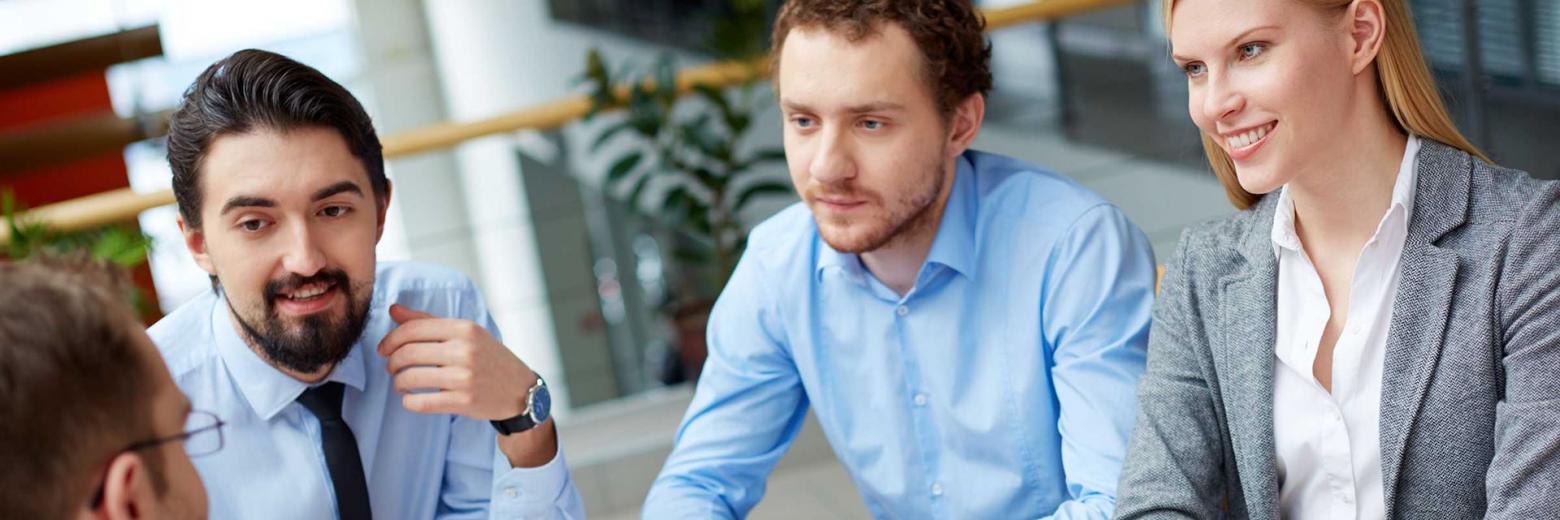 3 jüngere Menschen in Businesskleidung lassen sich von Instructainment bezüglich bestmöglichem Wissenstransfer beraten.