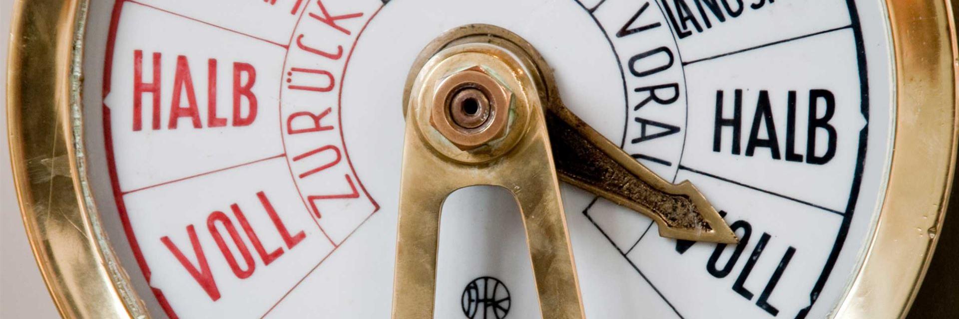 Ein Maschinentelegraf zeigt „volle Fahrt voraus“. Jobgain, die Kombination aus Jobcoaching, Systemische Beratung und Bewerbertraining